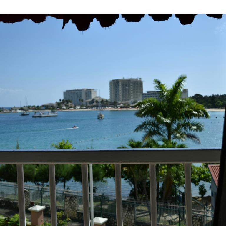 Fisherman's Point Beach-front Condomania Aparthotel Ocho Rios