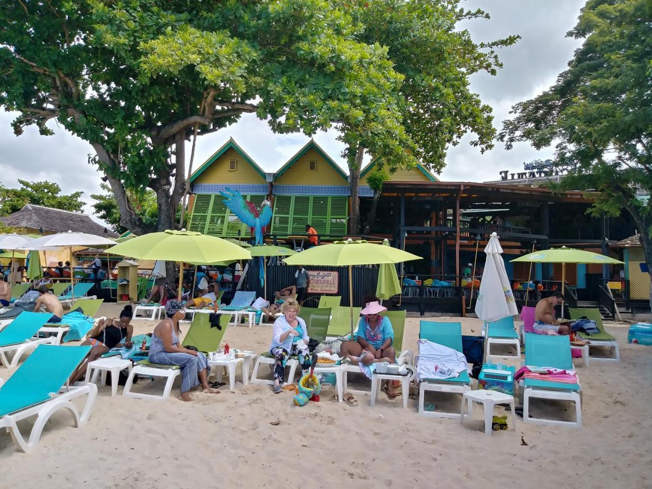 Fisherman's Point Beach-front Condomania Aparthotel 3*