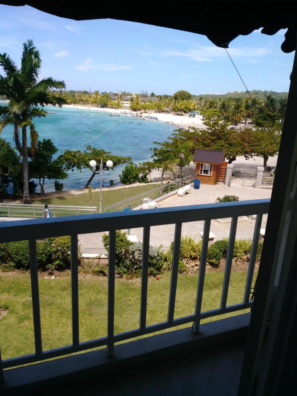 Fisherman's Point Beach-front Condomania Aparthotel Ocho Rios