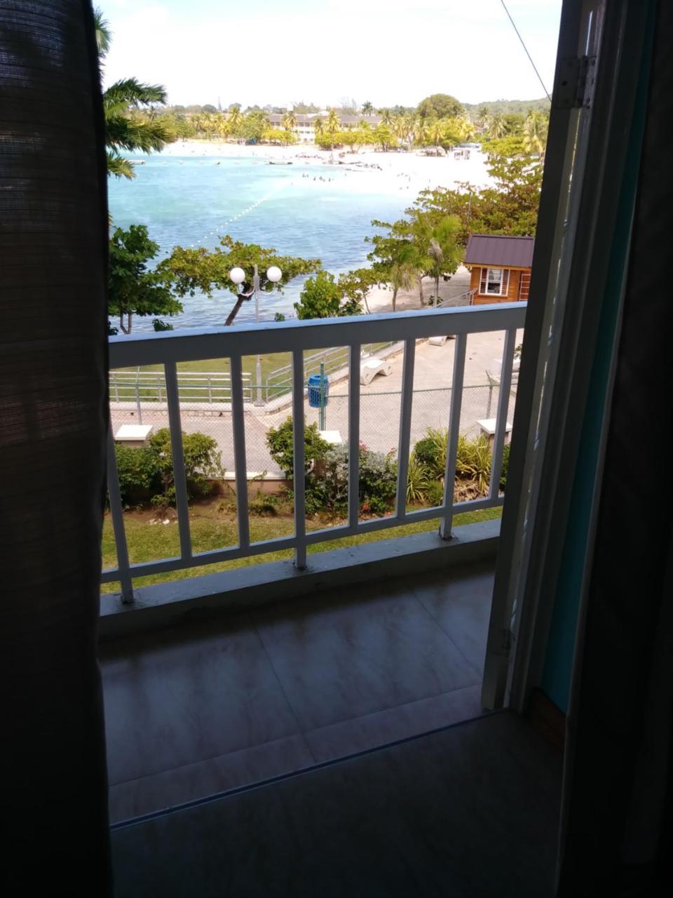 Aparthotel Fisherman's Point Beach-front Condomania