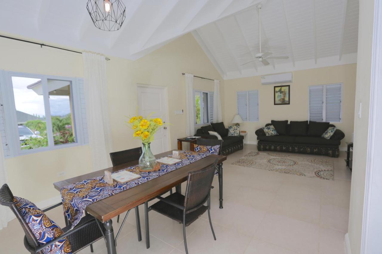 - Heroes Villa, Ac, Security, Access To Pool, Playground & Private - Welcome Breakfast Basket Villa *