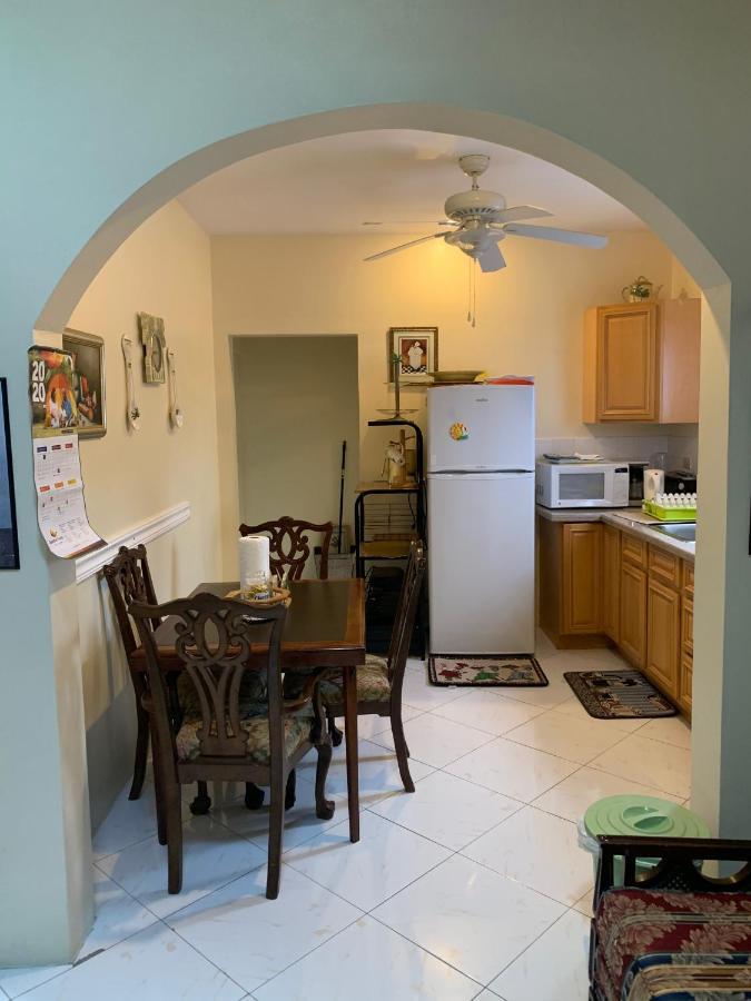 Aileen Palm Cove Ja Guest house *